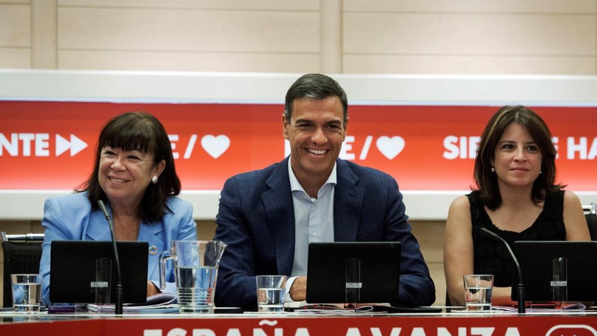El secretario general del PSOE, Pedro Sánchez; la presidenta del partido, Cristina Narbona (i), y la portavoz, Adriana Lastra, durante una reunión de la Permanente de la Ejecutiva Federal del partido.