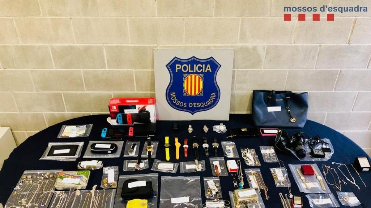 Vista dels objectes recuperats pels Mossos.