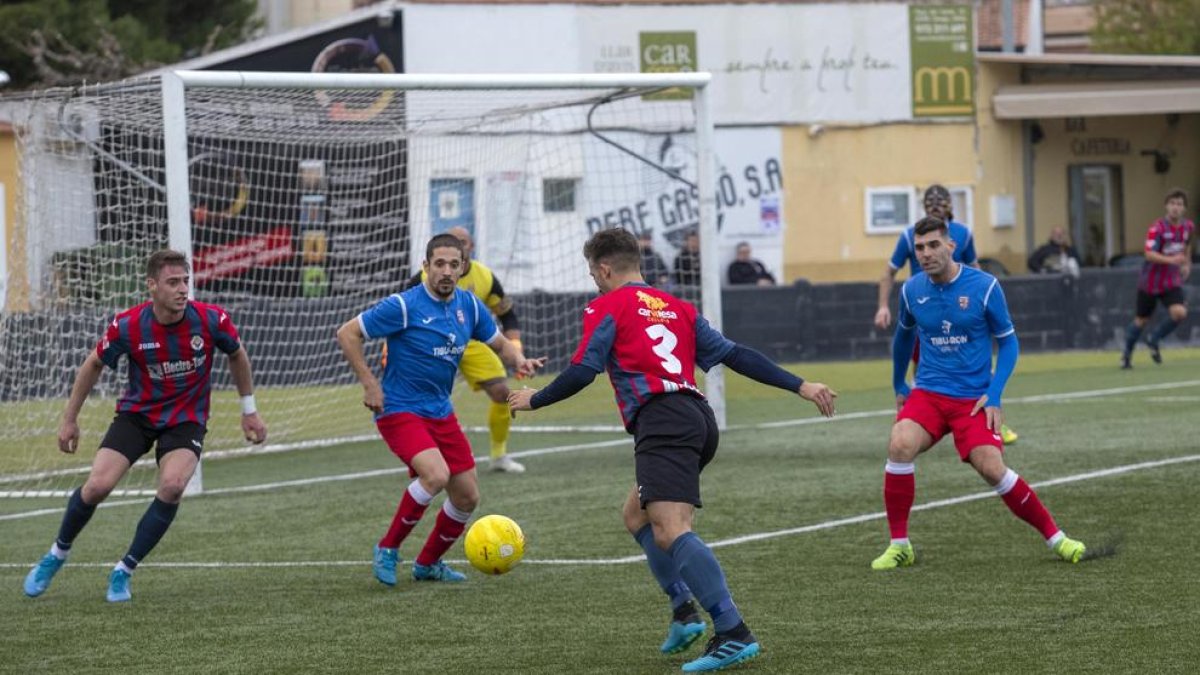 Salinas intenta xutar una pilota a l’àrea del Vista Alegre, ahir durant el partit.