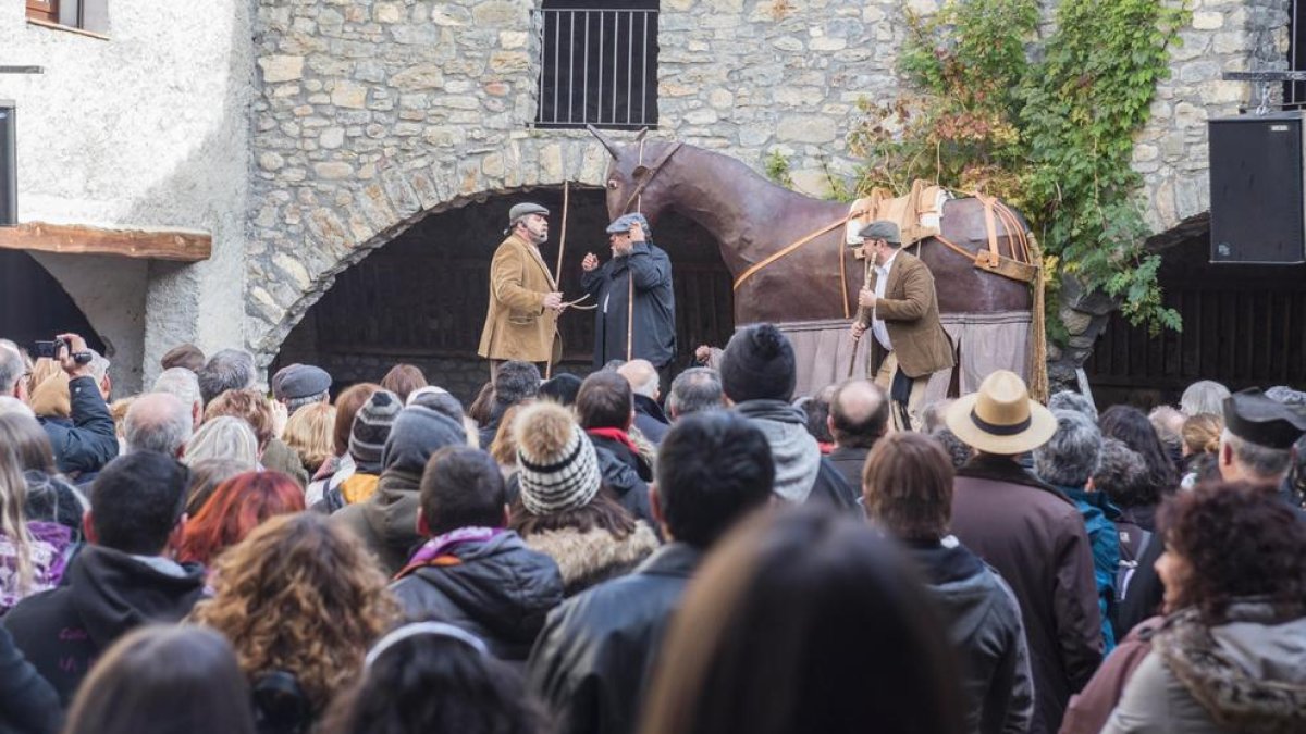 La población se viste de época para recrear, entre otras actividades, el “trato” para la venta de ganado.
