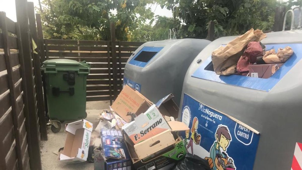 Una de las islas de contenedores de Àger.