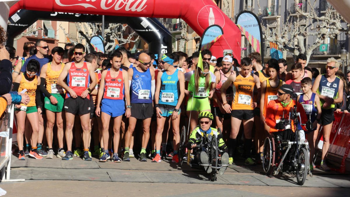 Los participantes de la Mitja Marató de Balaguer en los instantes previos a la salida.