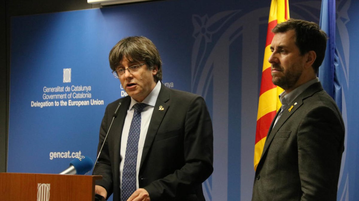 Carles Puigdemont y Toni Comín, ayer en rueda de prensa en Bruselas tras conocerse la sentencia.