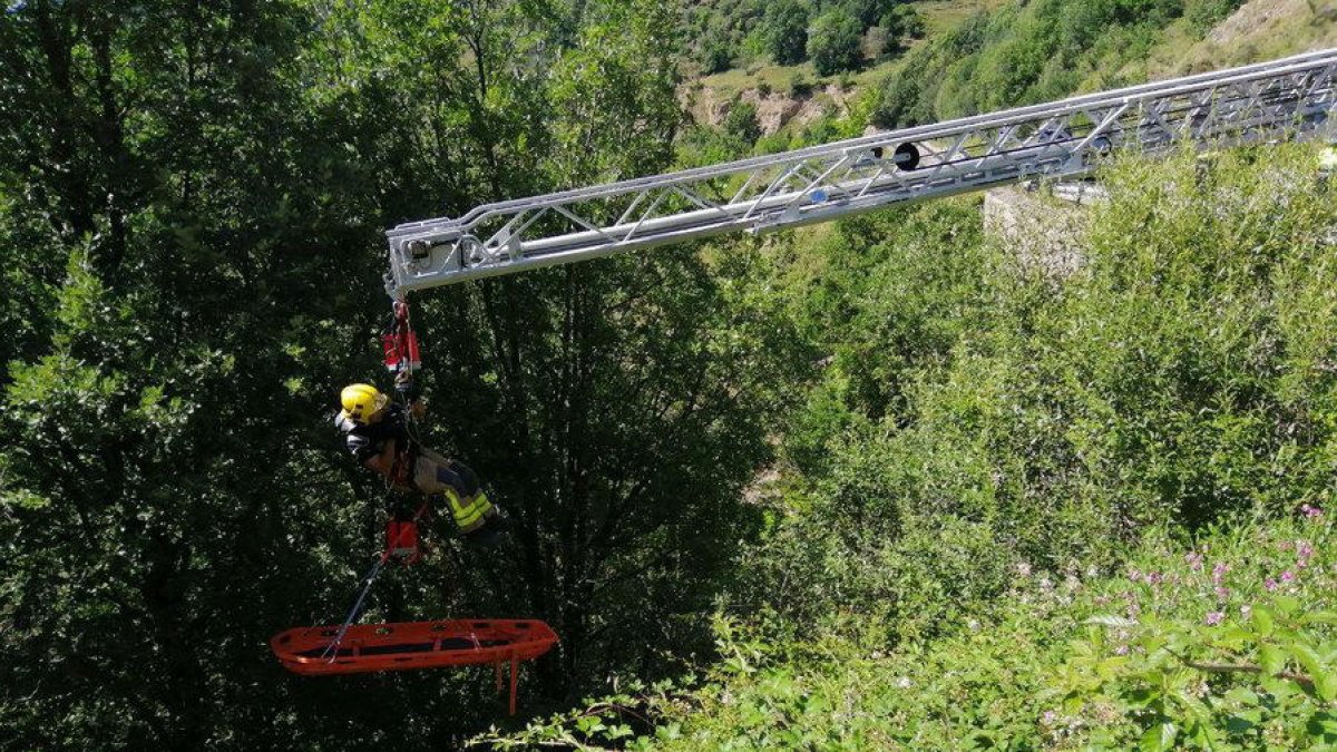 Herido leve el conductor de una furgoneta al caer por un barranco de diez metros