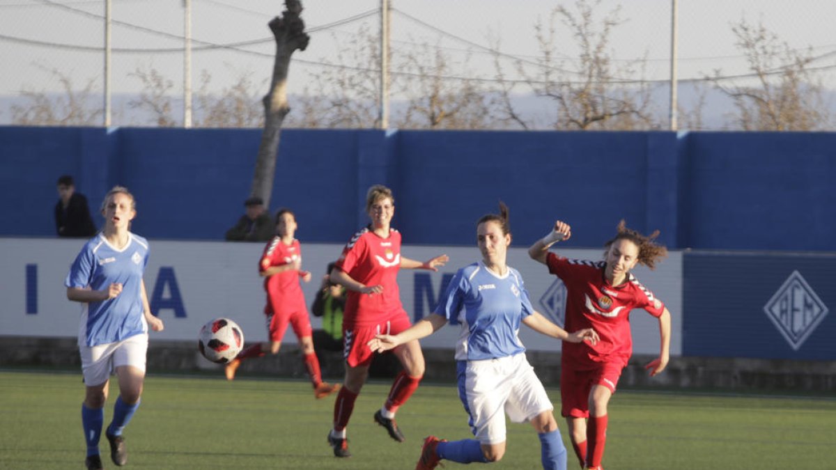 Una jugada del partit d’ahir entre l’AEM i el Seagull.