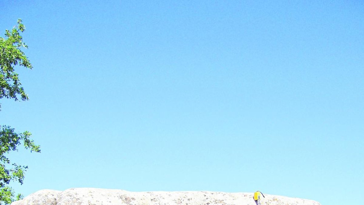 Imagen de archivo del menhir de la Mare de Déu de Riner apoyado en dos piedras talladas.