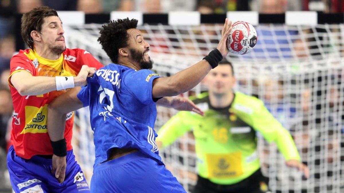 Viran Morros intenta frenar a N’Guessan, ayer en Colonia.