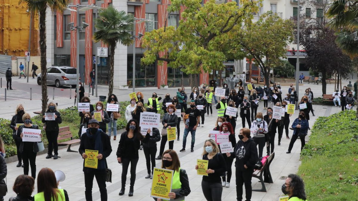 Alrededor de 150 peluqueros y peluqueras se concentraron ayer en Lleida para exigir la bajada del IVA en su sector.