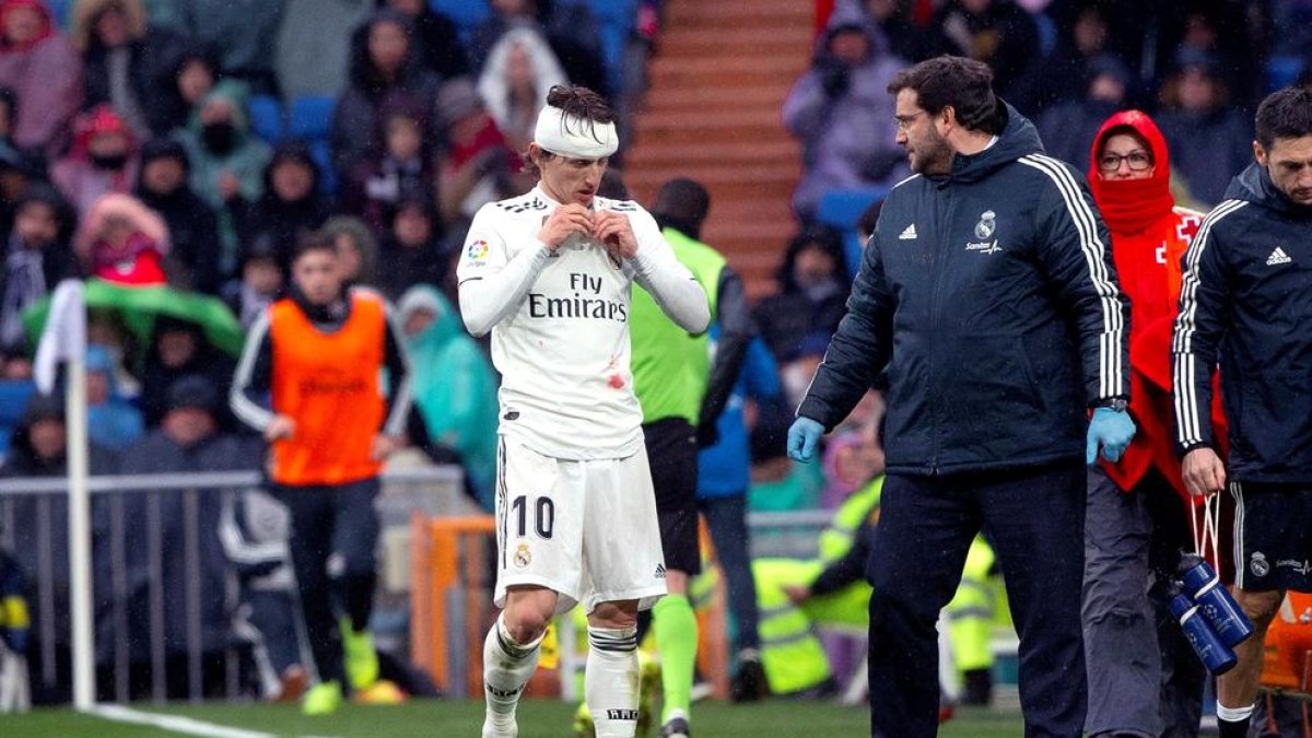 Luka Modric, con un aparatoso vendaje en la cabeza tras chocar con Franco Vázquez, ayer en el partido.