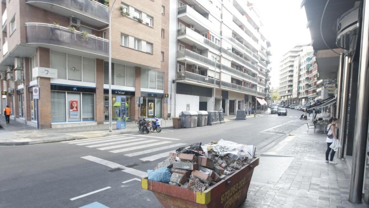 Imagen de archivo de un contenedor con escombros de obras de reforma en una calle de la ciudad.