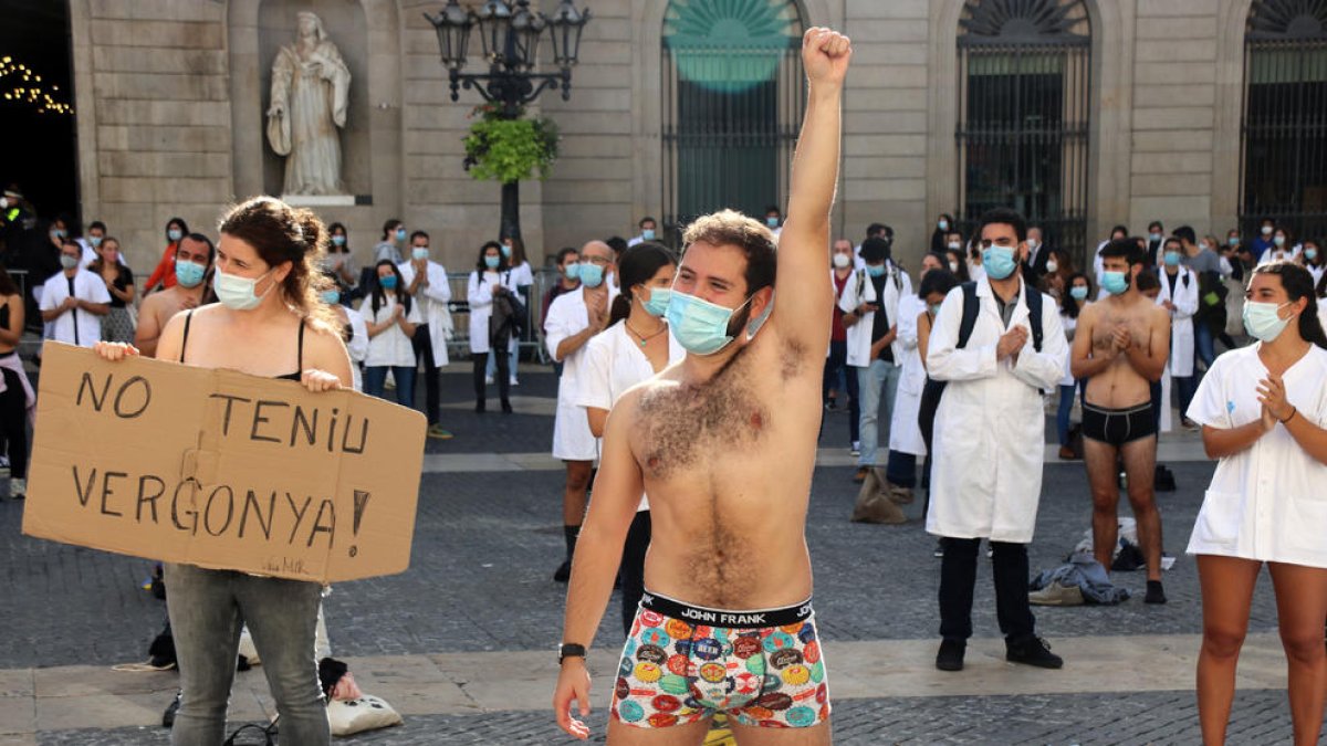 Algunos MIR, en ropa interior para denunciar que sus condiciones les dejan “en pelotas”.