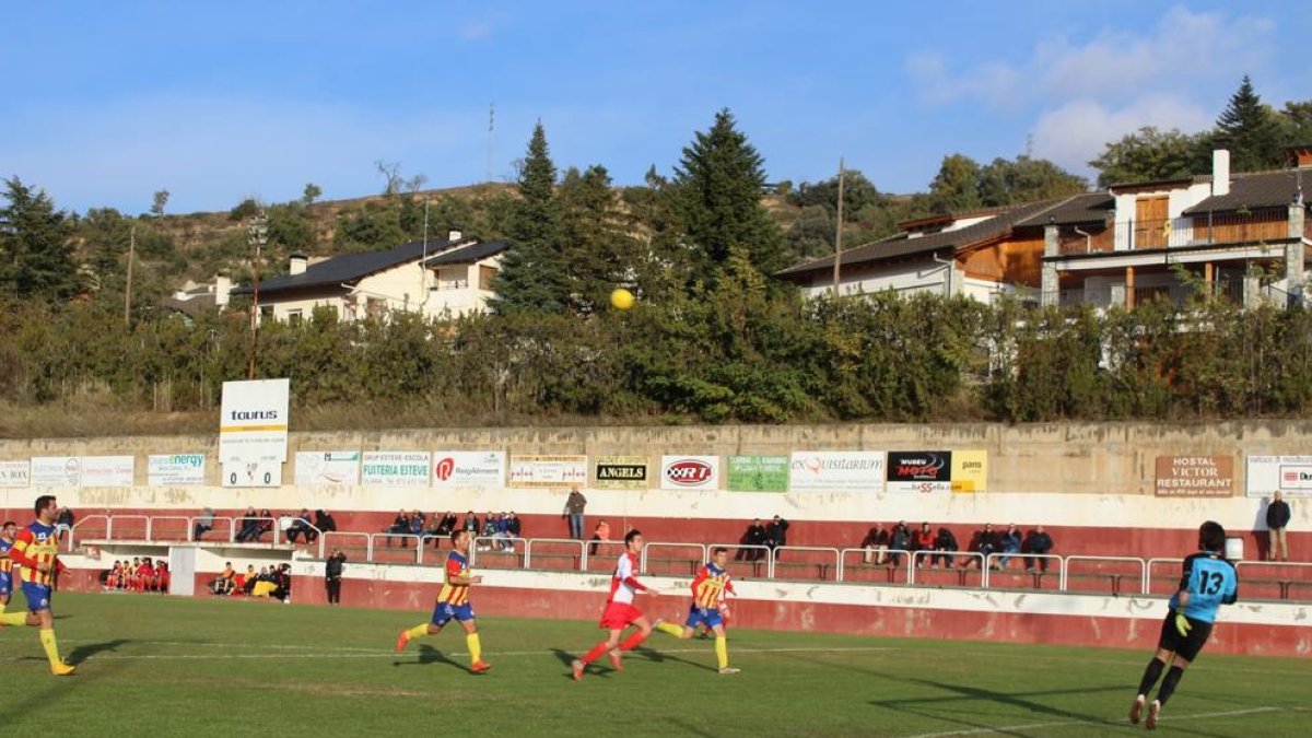 Un jugador de l’Oliana intenta arribar a la pilota davant la pressió d’alguns jugadors del Bellpuig.