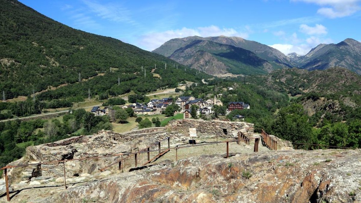 Vista del poble de València d’Àneu des de les restes de l’antic castell.
