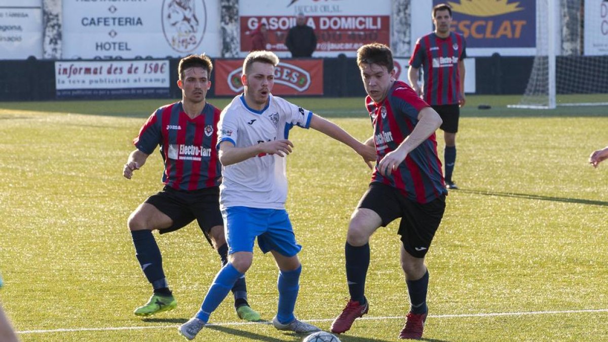 Dos jugadors es disputen el control de la pilota durant una acció del partit.