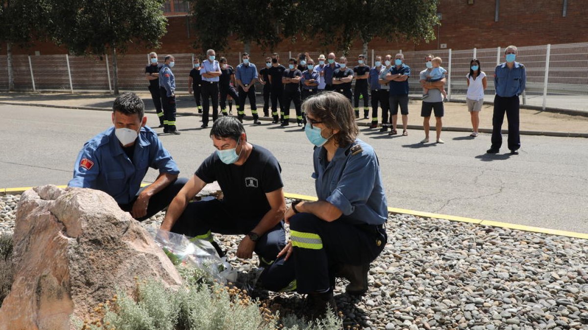 Homenaje ayer en el parque de Bomberos de Lleida en el monolito de recuerdo a las víctimas.