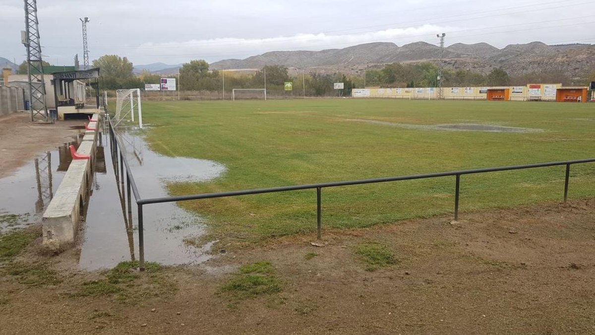 El campo de fútbol tras retirar el agua que lo inundó el lunes.