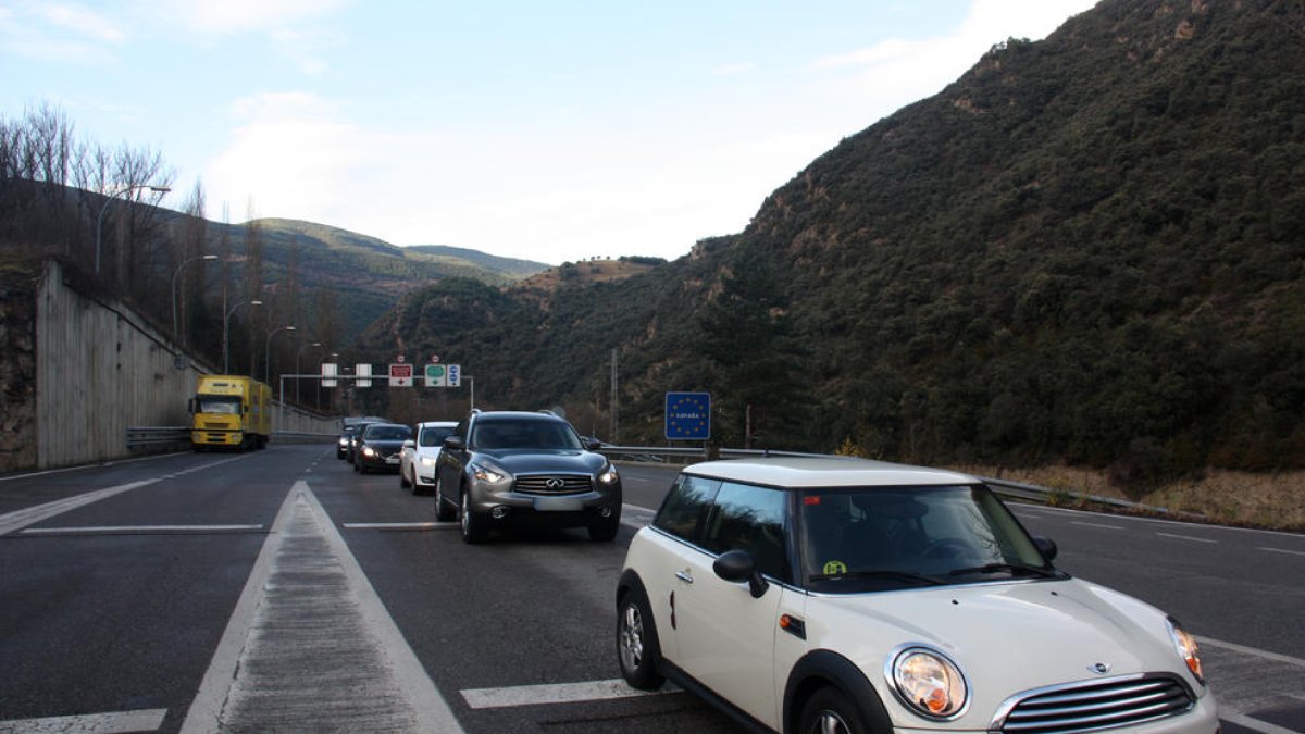 La frontera d'Andorra registra un pas constant de cotxes coincidint amb la recuperació de la mobilitat amb l'Alt Urgell
