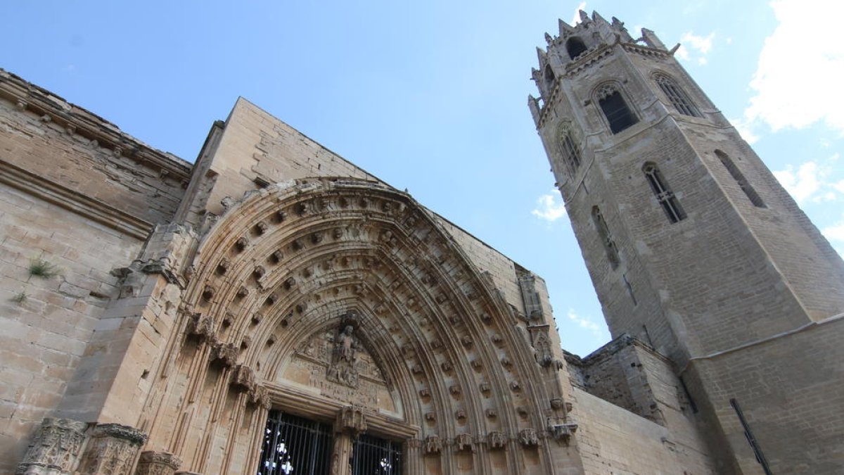 La Porta dels Apòstols y el campanario de la Seu Vella, dos de las áreas objeto de restauración.