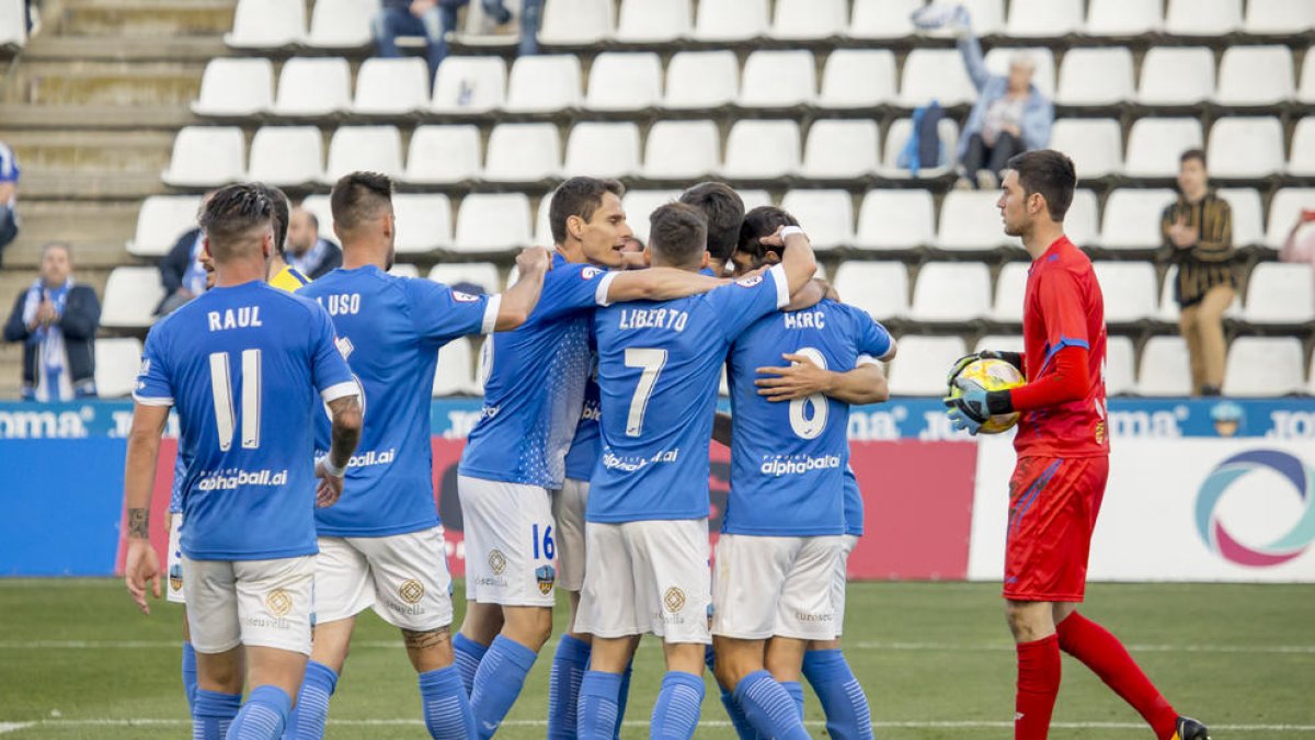 Jugadors del Lleida celebren un gol al Camp d’Esports.