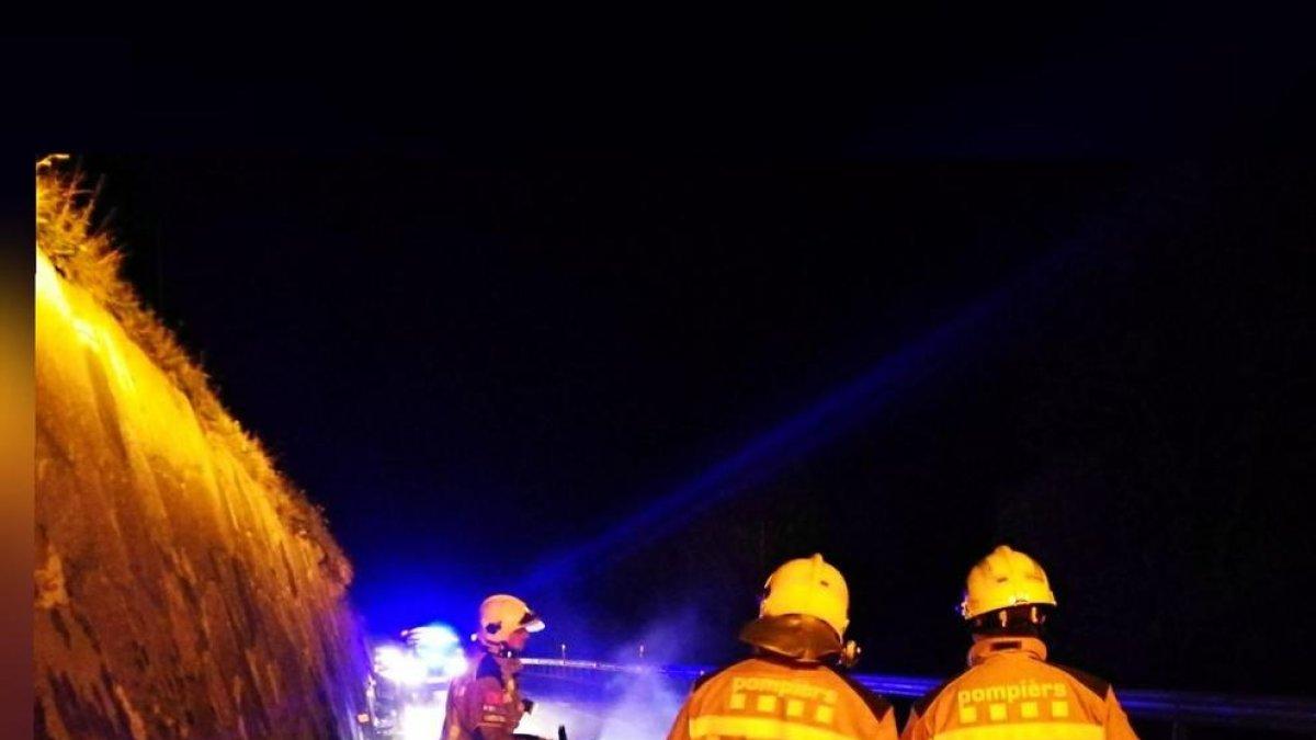 Els Pompièrs d’Aran netejant la calçada després del sinistre.