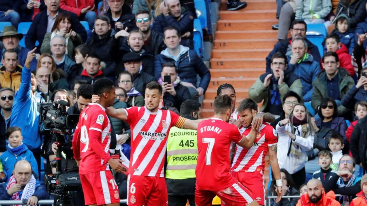 El delantero del Girona Portu, que volvió a ser decisivo ante los blancos, celebra el gol de la victoria con sus compañeros.