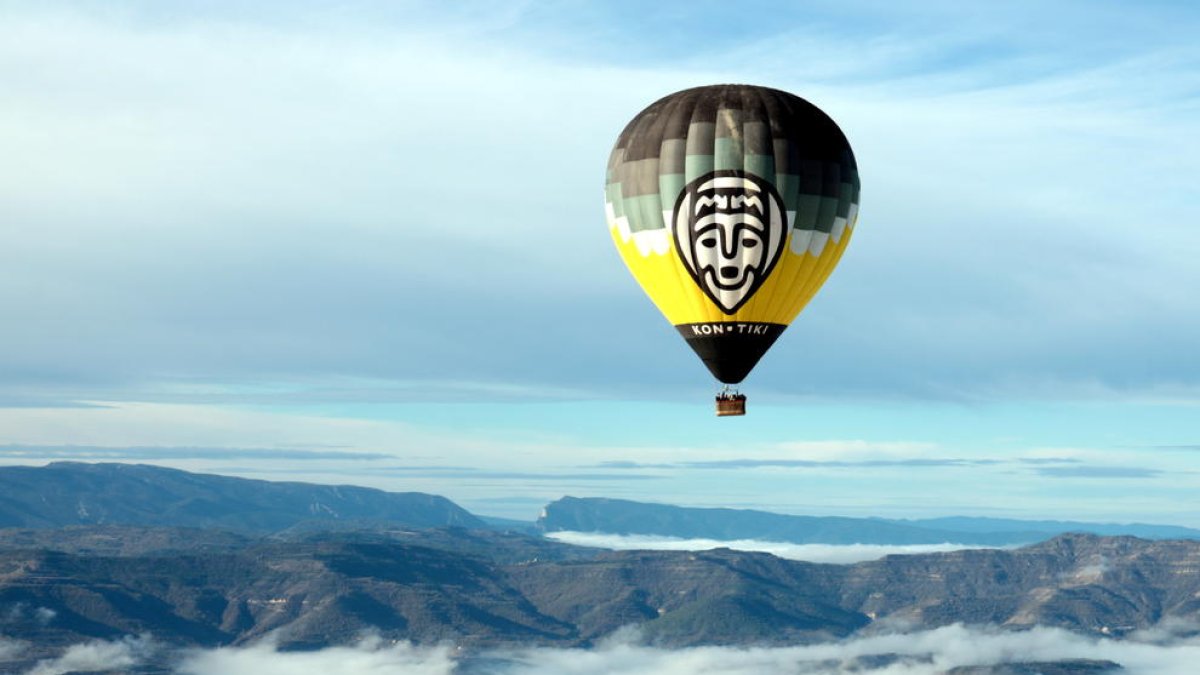 Un globus sobrevolant ahir el Geoparc Orígens.