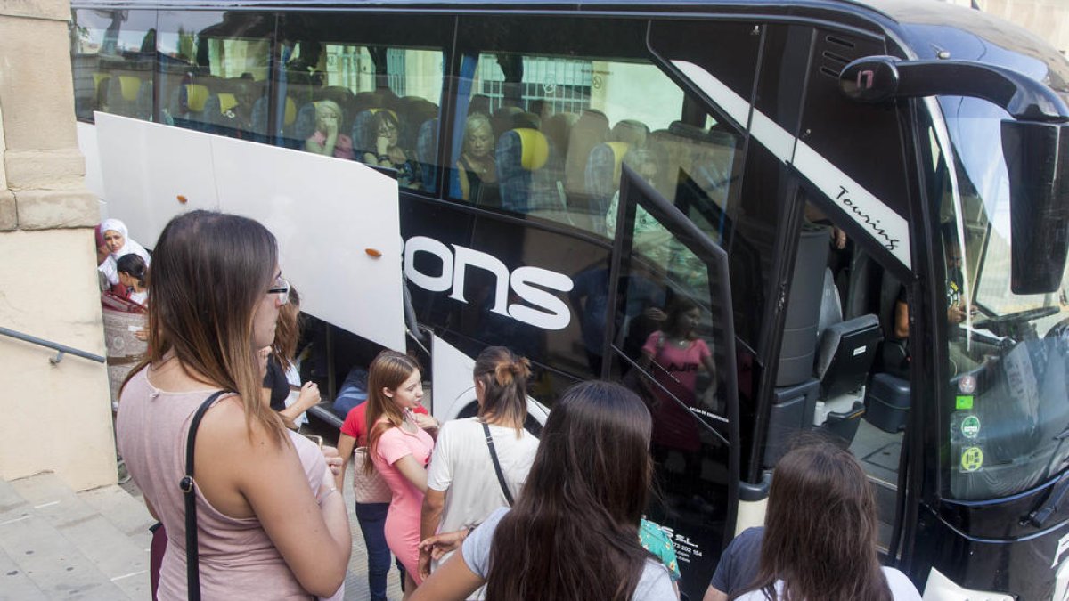 Buses cubrieron el trayecto de los trenes suspendidos el lunes.