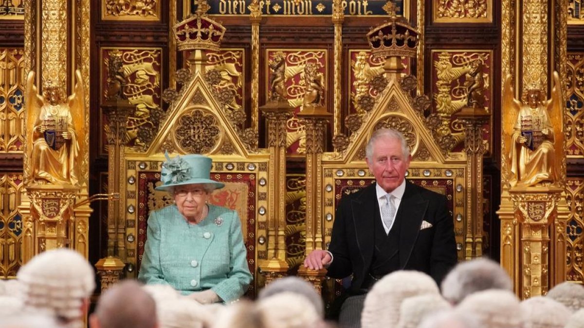 La reina Isabel I i el seu fill el príncep Carles a l’obertura del Parlament britànic.