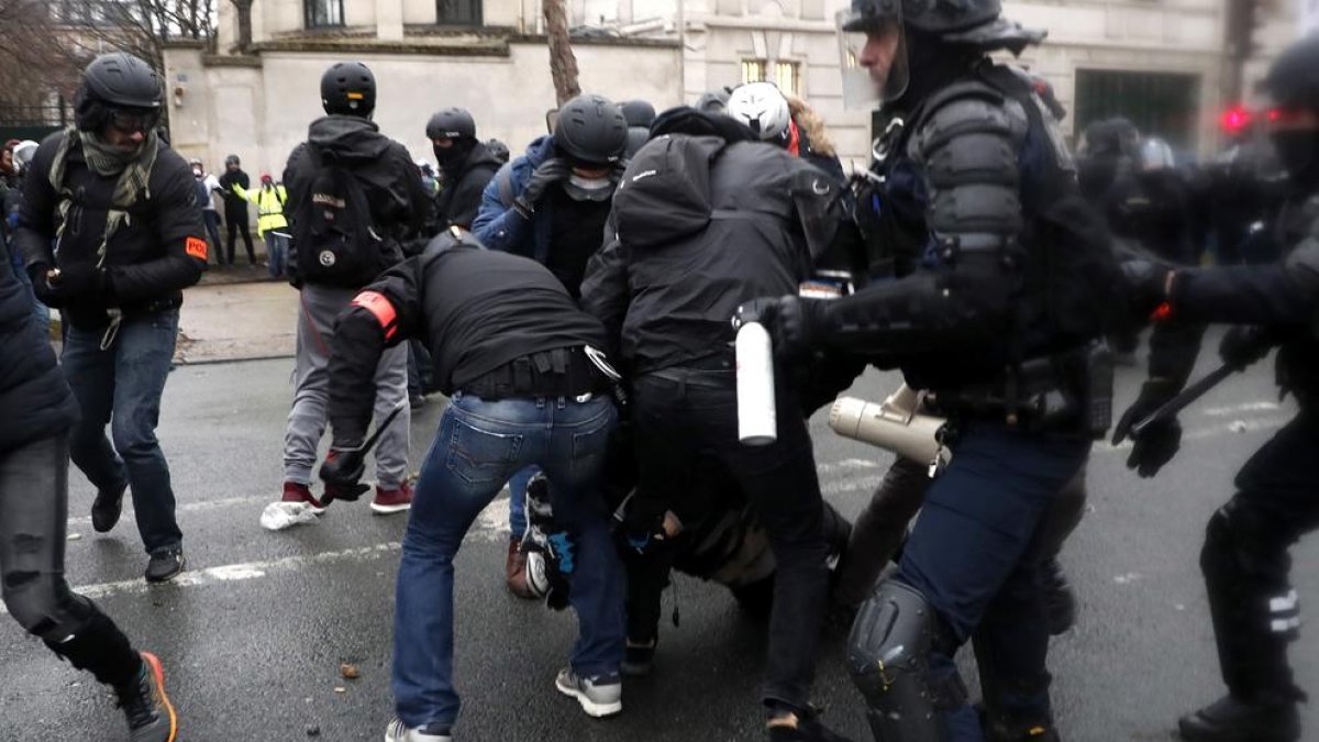 Disturbis en la marxa dels Armilles Grogues a París.