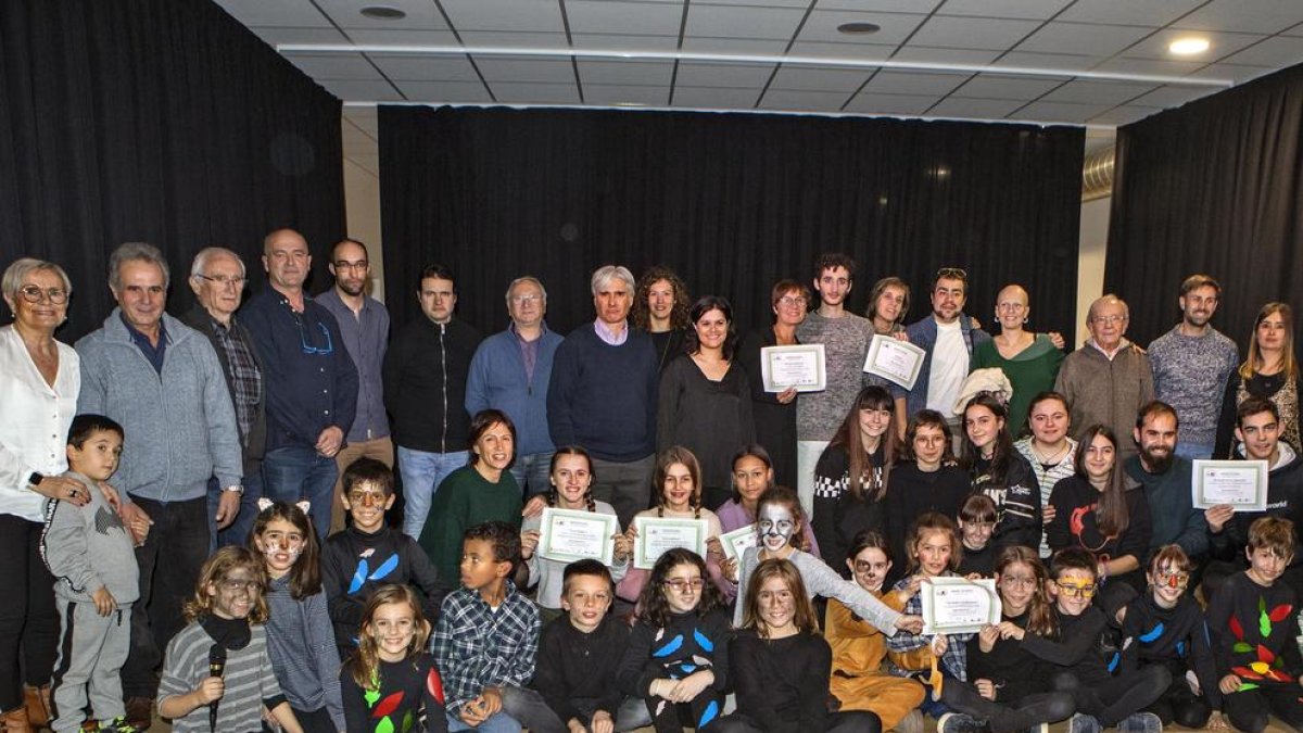 Foto dels organitzadors i els actors que van participar ahir a la tarda en el concurs.