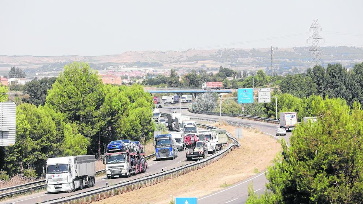El accidente de un tráiler provocó colas kilométricas en la A-2 en Lleida durante la mañana de ayer.