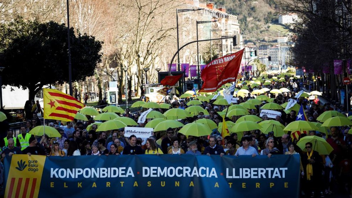 Solidaritat - Milers de persones amb roba i paraigües grocs van recórrer ahir el centre de Sant Sebastià en solidaritat amb els polítics catalans empresonats, a l’exili i jutjats al Suprem.