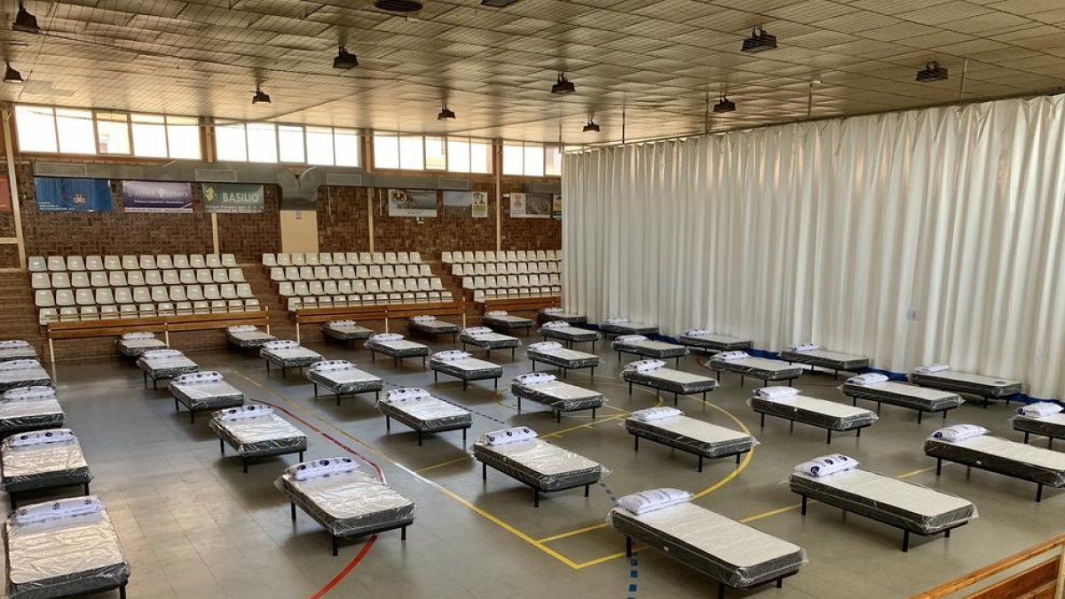 Camas en el pabellón polideportivo de Torres de Segre.