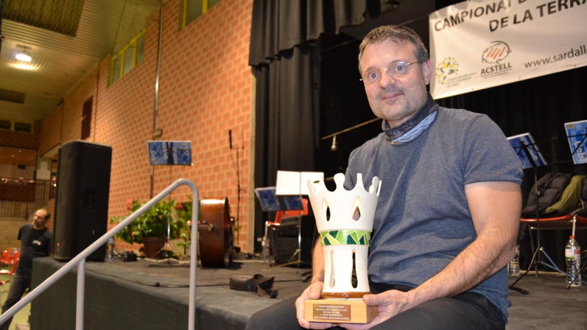 Òscar Barqué con el premio Sardalleida.