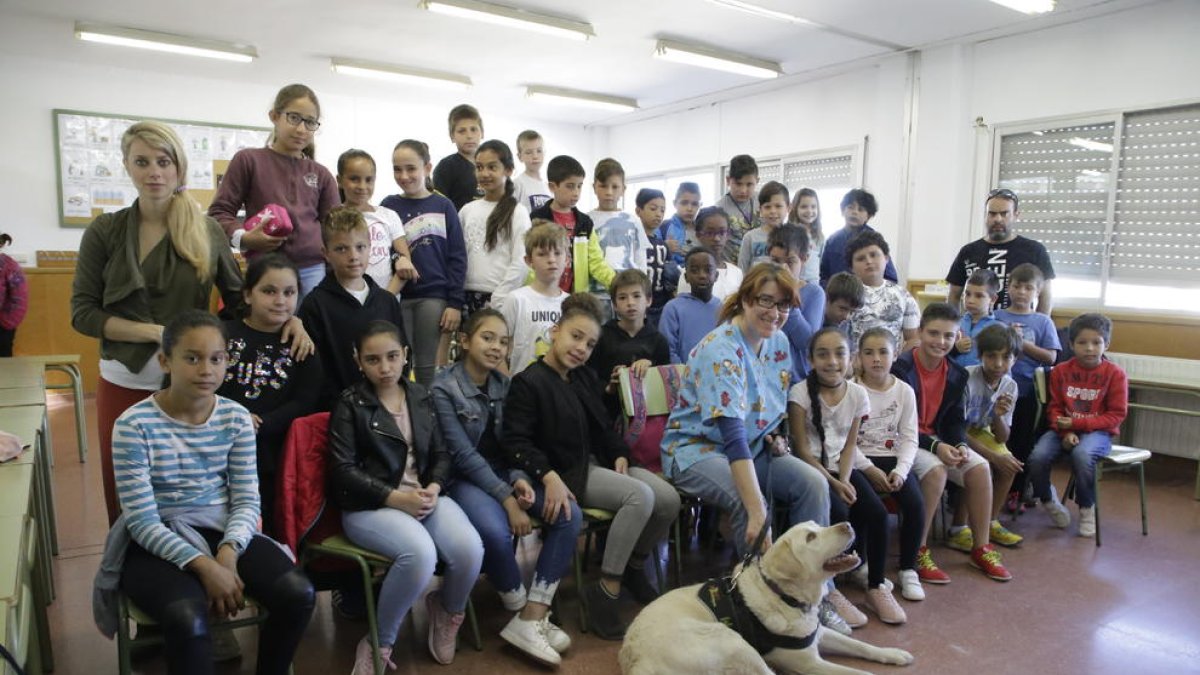 Els alumnes del col·legi Magraners, amb la veterinària i el gos amb què ahir van fer el taller.