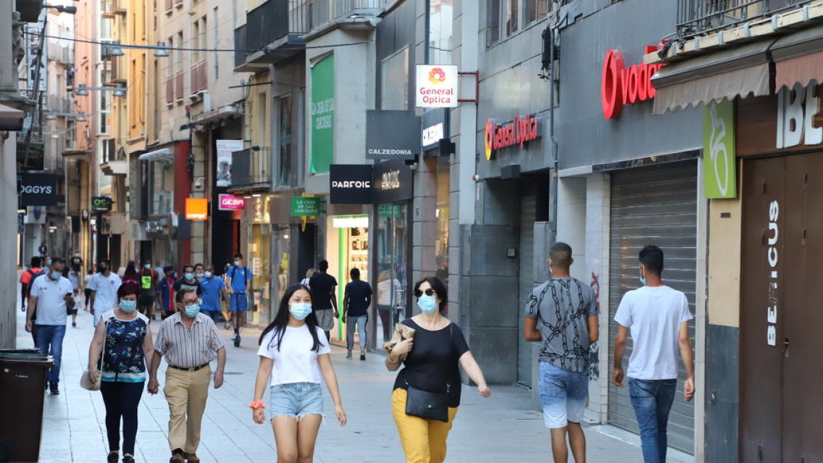 Ciudadanos paseando por el Eix Comercial de Lleida.