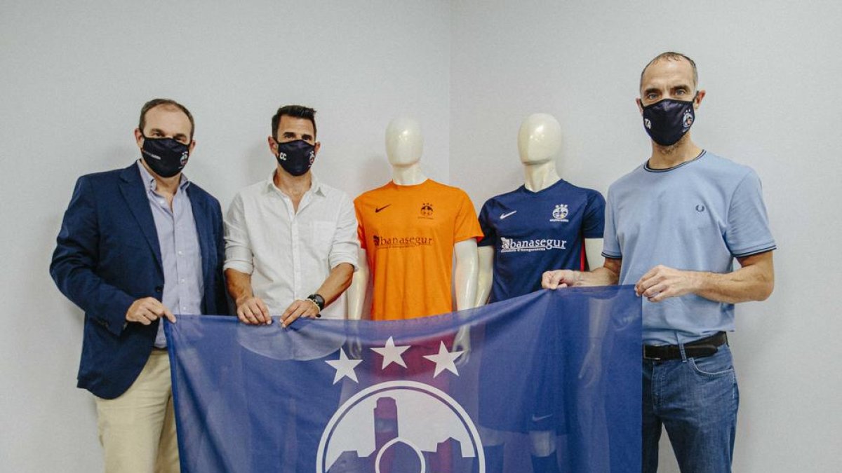 Xavier Batalla, presidente del club, junto a Carles Claramunt y Txema Alonso, de la estructura técnica.