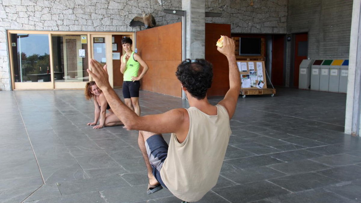 Tres integrantes del circo contemporáneo de Nilak, ensayando para el espectáculo que se estrenará en el Dansàneu