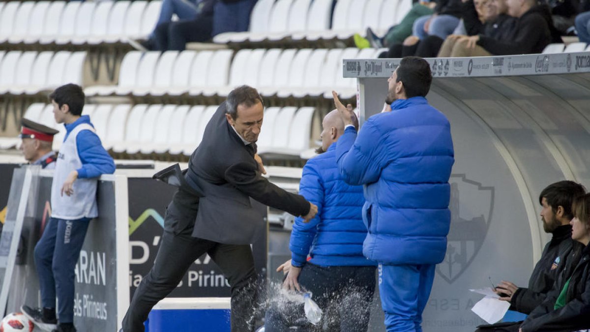 Joan Carles Oliva lanza con rabia una botella de agua al suelo tras una pérdida de balón de su equipo.