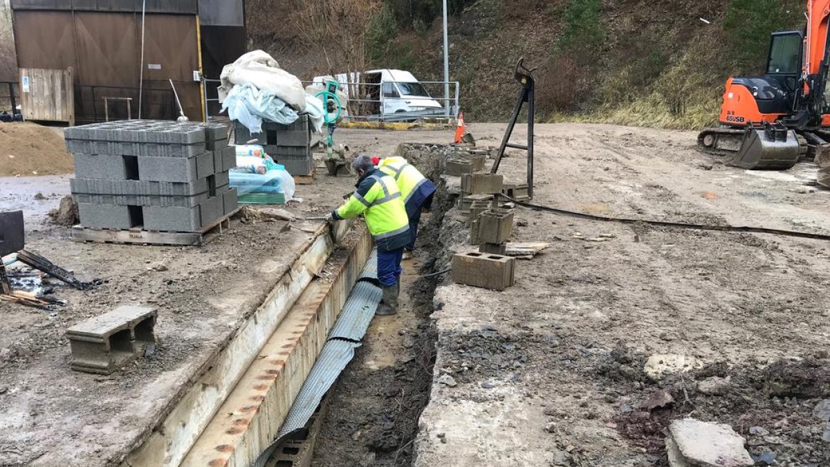 Imatge dels operaris treballant en la millora de la deixalleria de l’Alta Ribagorça.