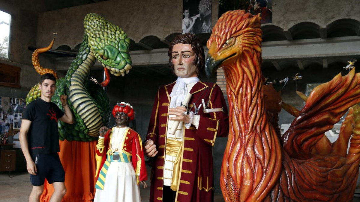 Pau Reig, que té 22 anys, amb algunes de les seues creacions.