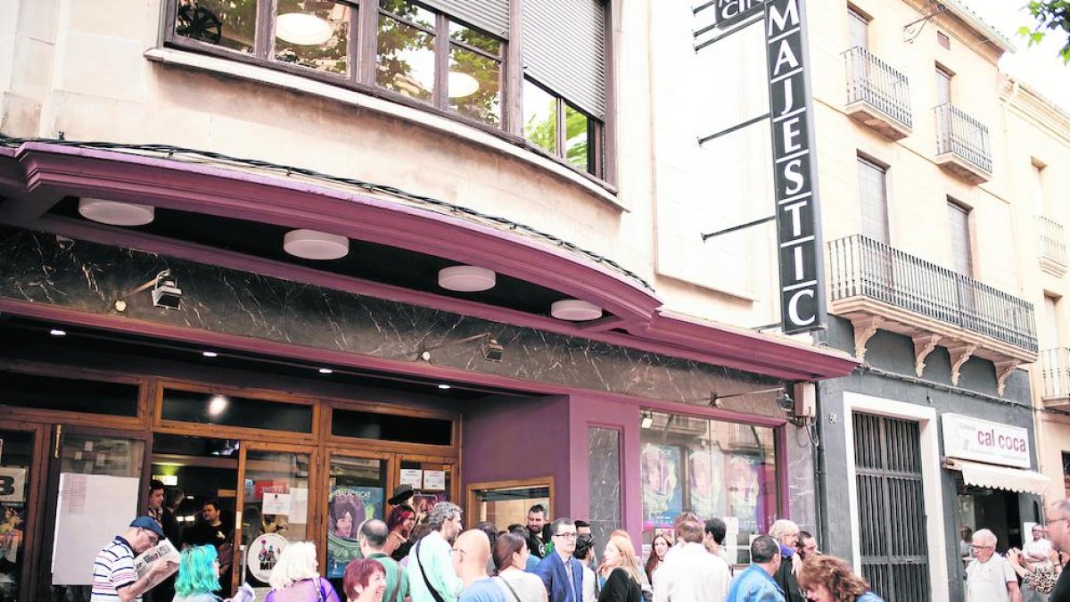 Público del festival el año pasado frente a los cines Majèstic.