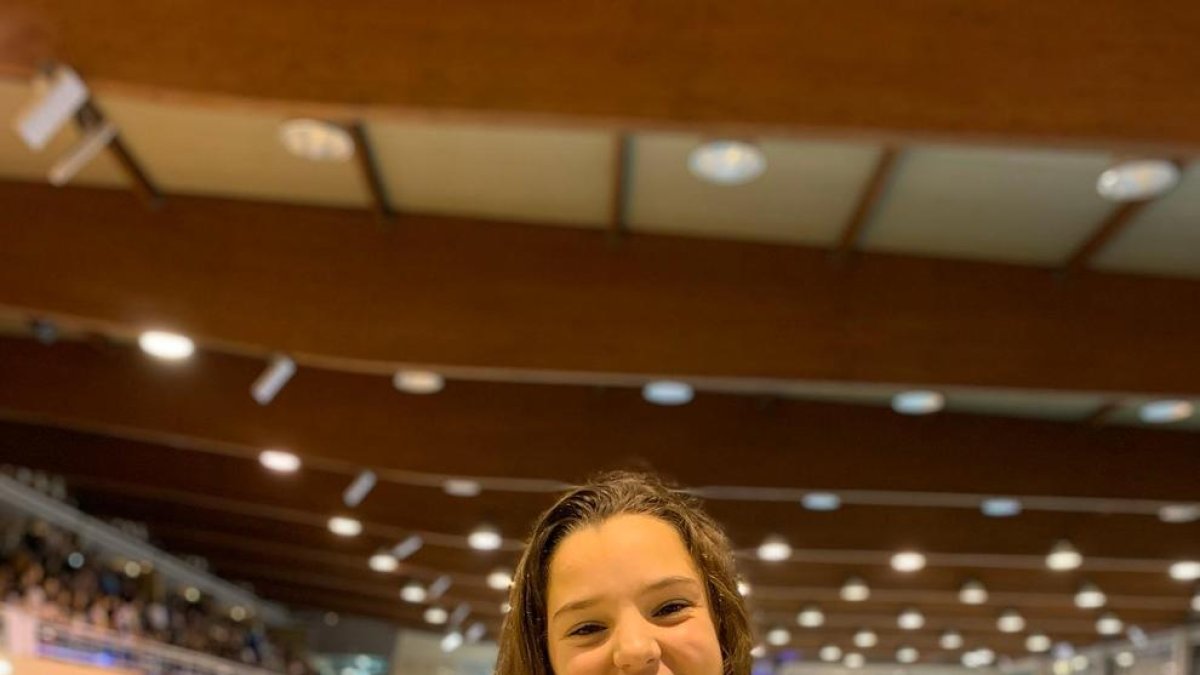 Paula Juste muestra sus cuatro medallas logradas en este Estatal. A la derecha, Emma Carrasco.