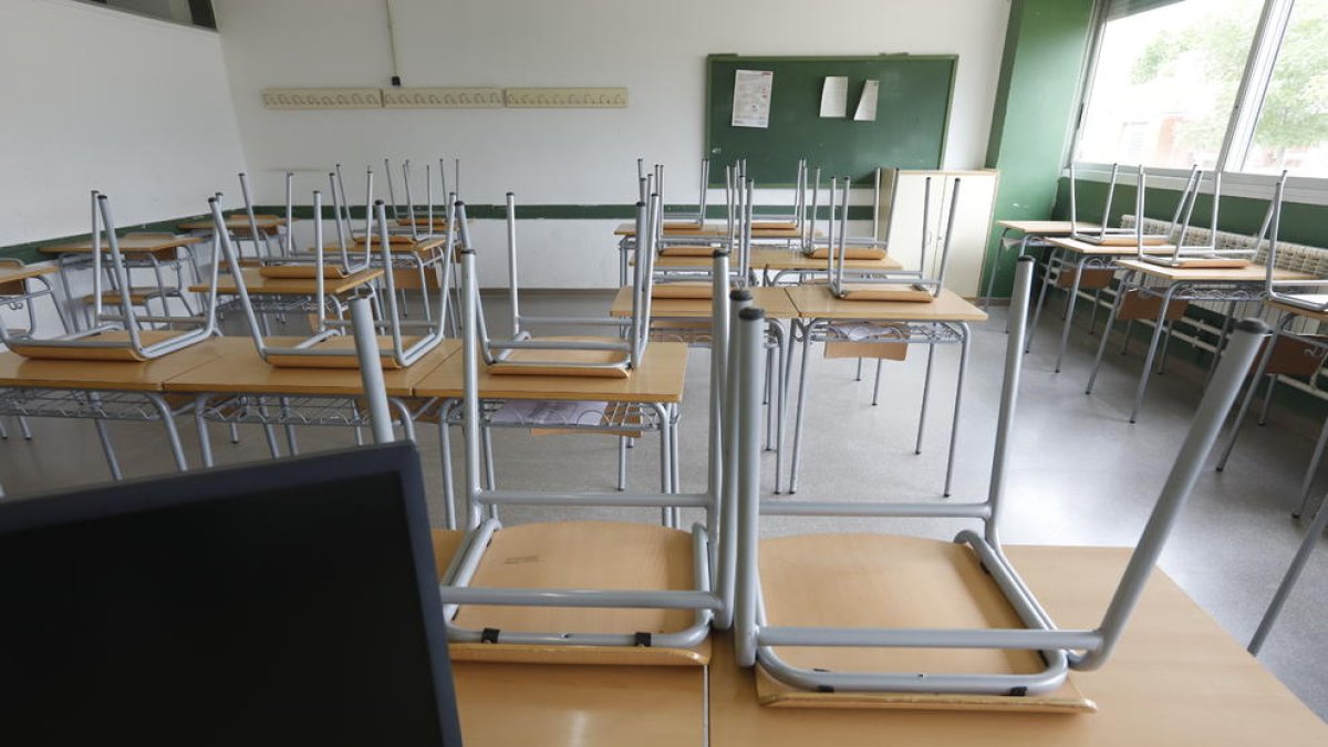 Aulas vacías en el instituto Maria Rúbies de Lleida.