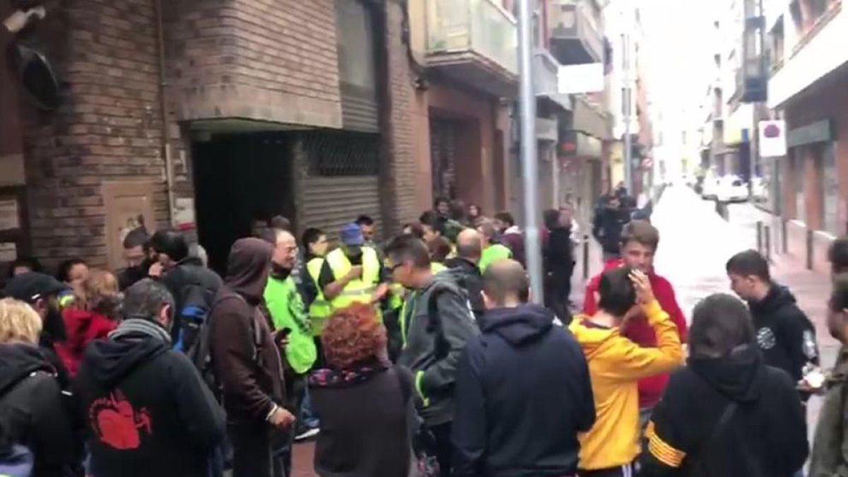 Un piquet de la vaga col·labora en aturar un desnonament a Lleida