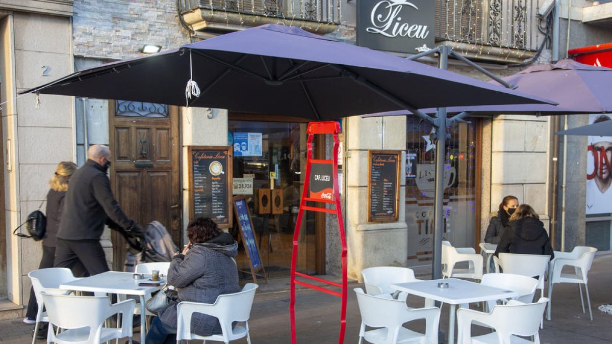 La majoria de bars i restaurants obren malgrat les restriccions “ruïnoses”