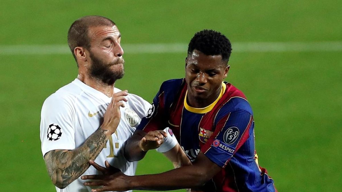 Ansu Fati xoca amb un defensa del Ferencváros.