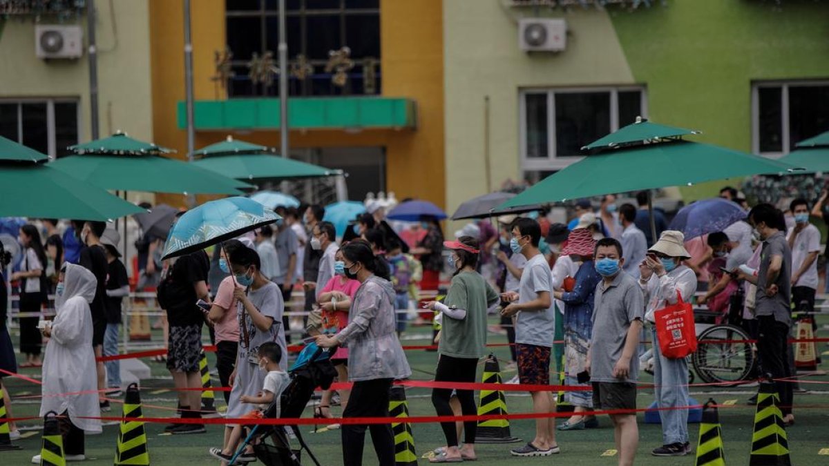 Pequín realitza proves de detecció de manera massiva a la població, que fa cua amb aquest objectiu.