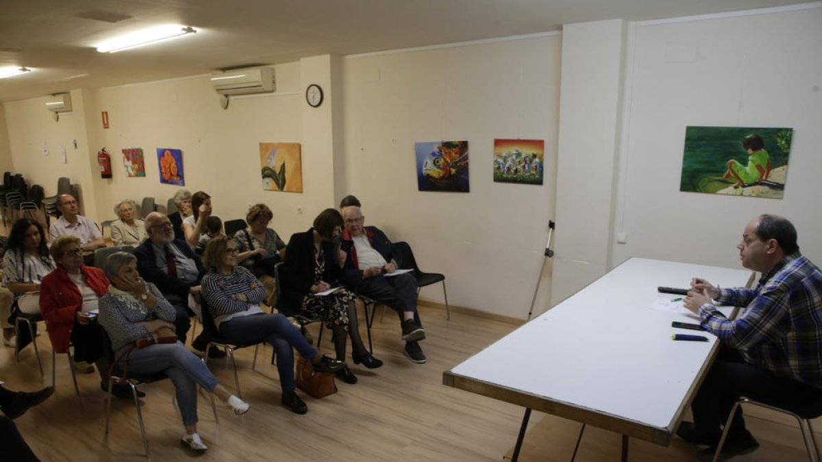 Un instante de la reunión de la asociación de vecinos de Universitat, ayer.
