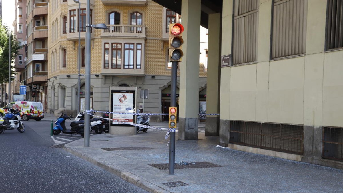 Una vidriera es va desprendre de la vuitena planta de l’edifici.